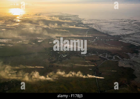 Vista aerea del paesaggio costiero che mostra campi agricoli, fumo, canali, allevamenti di gamberi marini e stagni di evaporazione del sale a Banten, Indonesia. Foto Stock