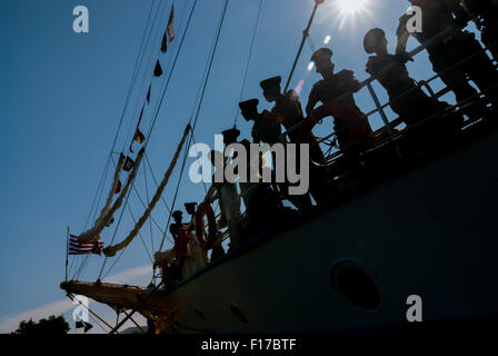 Gli ufficiali della marina indonesiana vengono fotografati contro una luce solare intensa mentre si trovano sul ponte di KRI Dewaruci (Dewa Ruci) a Giacarta, Indonesia. Foto Stock