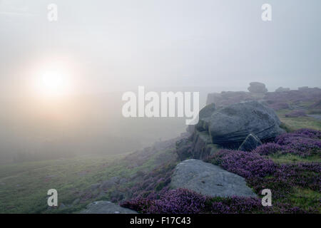 Hathersage, Peak District, Derbyshire, Regno Unito: 29 agosto 2015.vedute Hope Valley e Hathersage in una fresca misty per iniziare la giornata . Credito: IFIMAGE/Alamy Live News Foto Stock