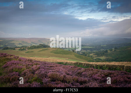 Hathersage, Peak District, Derbyshire, Regno Unito: 29 agosto 2015.vedute Hope Valley e Hathersage in una fresca misty per iniziare la giornata . Credito: IFIMAGE/Alamy Live News Foto Stock