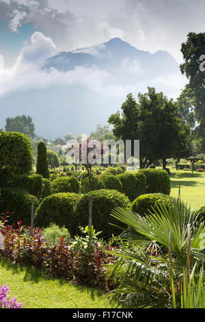 India, Jammu e Kashmir Srinagar, Shalimar Bagh, Mughal sottostante giardino Zabarwan montagne Foto Stock