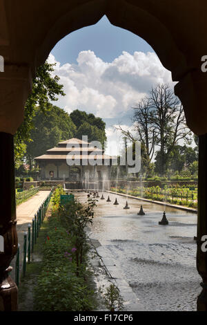 India, Jammu e Kashmir Srinagar, Shalimar Bagh, Mughal giardino costruito dall'Imperatore Jehangir, fontane al Diwan-i-Khas Foto Stock