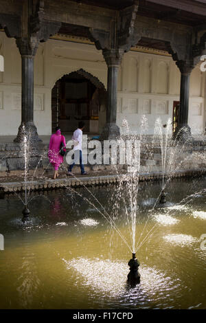 India, Jammu e Kashmir Srinagar, Shalimar Bagh, Mughal giardino costruito dall'Imperatore Jehangir, Indiana i visitatori nel padiglione in marmo Foto Stock