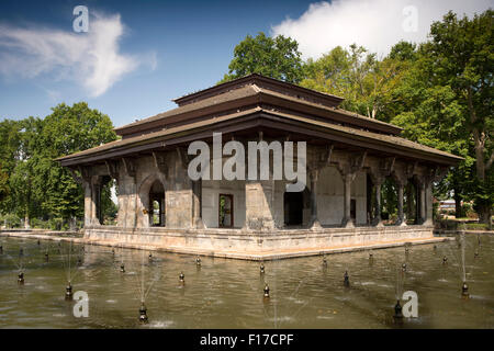 India, Jammu e Kashmir Srinagar, Shalimar Bagh, Mughal giardino costruito dall'Imperatore Jehangir, padiglione in marmo Foto Stock