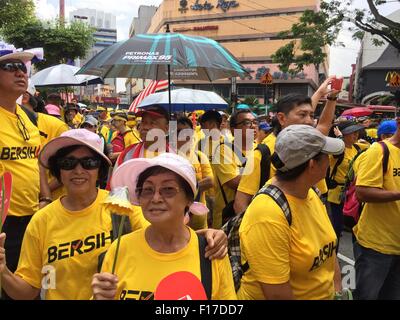 Kuala Lumpur, Malesia. Il 29 agosto, 2015. Anziani maglietta gialla sostenitori frequentando Bersih 4 Rally per libere elezioni eque. Bersih ha organizzato raduni 29 e 30 agosto 2015 nelle principali città intorno a Malaysia Credit: Chung Jin Mac/Alamy Live News Foto Stock