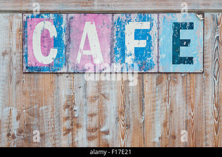 Vecchio weathered cafe sign on distressed rustica parete in legno Foto Stock