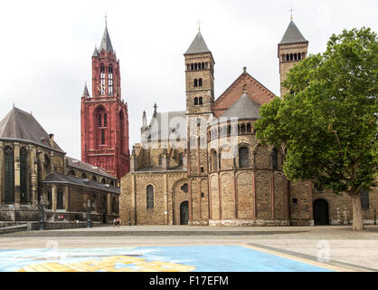 Sint Janskerk e Sint Servaasbasiliek, piazza Vrijthof di Maastricht, provincia di Limburgo, Paesi Bassi Foto Stock