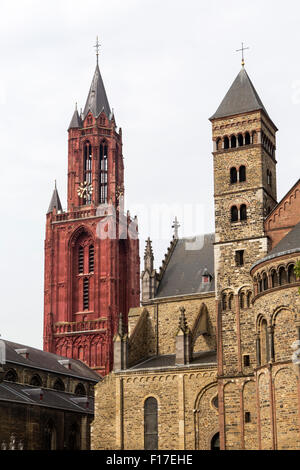 Sint Janskerk e Sint Servaasbasiliek, piazza Vrijthof di Maastricht, provincia di Limburgo, Paesi Bassi Foto Stock