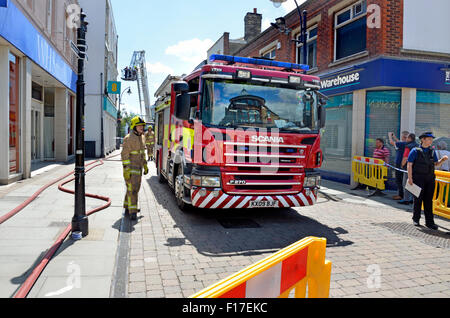 Maidstone Kent, Inghilterra, Regno Unito. Incendio in centro città distrugge un negozio e danneggia gravemente l'edificio su entrambi i lati Foto Stock