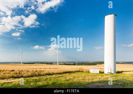 Una metà decostruito turbina eolica che è collassato durante una tempesta nel Eifel, Germania. Foto Stock