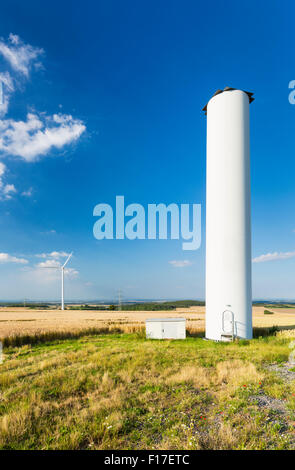 Una metà decostruito turbina eolica che è collassato durante una tempesta nel Eifel, Germania. Foto Stock