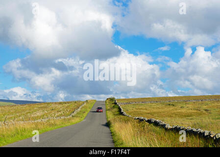 Strada vicino a Garrigil, North Pennines, Cumbria, England Regno Unito Foto Stock