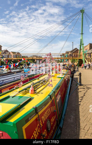 Beckets Park, Northampton, Regno Unito. Il 29 agosto, 2015. Il Bank Holiday evento è quello di celebrare il bicentenario dell'apertura del braccio di Northampton nel 1815, che collegato al Grand Union Canal (o Grand Junction come era allora noto) al fiume Nene a Northampton, la creazione di un percorso per la East Anglian vie navigabili e lavare con acqua. È previsto che almeno 200 narrowboats parteciperà. Credito: Keith J Smith./Alamy Live News Foto Stock