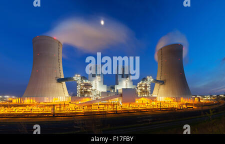 Un moderno carbone marrone power station con la notte blu del cielo della sera. Vista panoramica ampia angolazione. Foto Stock