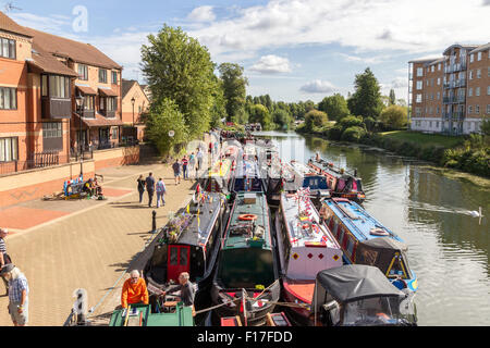 Beckets Park, Northampton, Regno Unito. Il 29 agosto, 2015. Il Bank Holiday evento è quello di celebrare il bicentenario dell'apertura del braccio di Northampton nel 1815, che collegato al Grand Union Canal (o Grand Junction come era allora noto) al fiume Nene a Northampton, la creazione di un percorso per la East Anglian vie navigabili e lavare con acqua. È previsto che almeno 200 narrowboats parteciperà. Credito: Keith J Smith./Alamy Live News Foto Stock