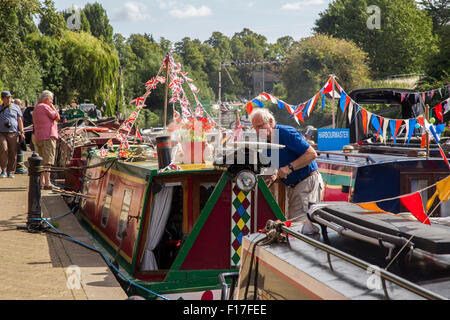 Beckets Park, Northampton, Regno Unito. Il 29 agosto, 2015. Il Bank Holiday evento è quello di celebrare il bicentenario dell'apertura del braccio di Northampton nel 1815, che collegato al Grand Union Canal (o Grand Junction come era allora noto) al fiume Nene a Northampton, la creazione di un percorso per la East Anglian vie navigabili e lavare con acqua. È previsto che almeno 200 narrowboats parteciperà. Credito: Keith J Smith./Alamy Live News Foto Stock