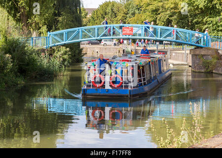 Beckets Park, Northampton, Regno Unito. Il 29 agosto, 2015. Il Bank Holiday evento è quello di celebrare il bicentenario dell'apertura del braccio di Northampton nel 1815, che collegato al Grand Union Canal (o Grand Junction come era allora noto) al fiume Nene a Northampton, la creazione di un percorso per la East Anglian vie navigabili e lavare con acqua. È previsto che almeno 200 narrowboats parteciperà. Una barca di piacere andare sotto uno dei ponti di piede. Credito: Keith J Smith./Alamy Live News Foto Stock