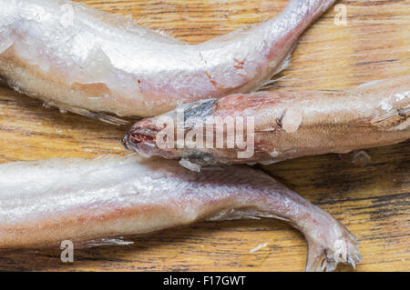 Congelati code di pesce e la testa vista superiore Foto Stock