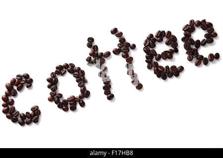 Parola di chicchi di caffè steso su un fondo bianco Foto Stock