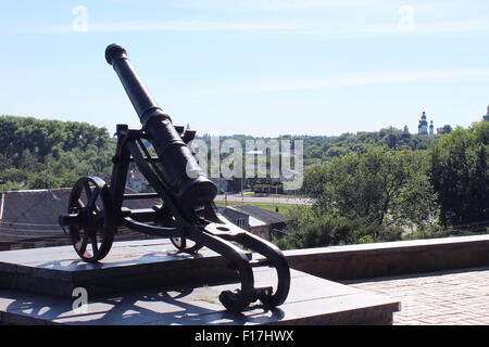 Il vecchio cannone in piedi nel parco centrale di Chernihiv Foto Stock