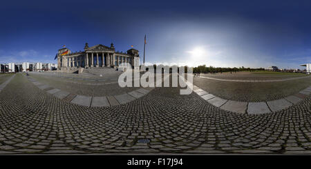 Ottobre 2013 - Berlino: 360 x 180 grado immagine panoramica dell'edificio Reichstags nel distretto governativo di Berlino. Foto Stock