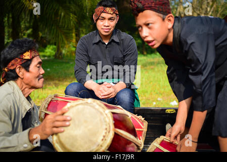 Percussionisti durante il Sarongge Festival 2015 a Ciputri, Cianjur, Giava Occidentale, Indonesia. Foto Stock