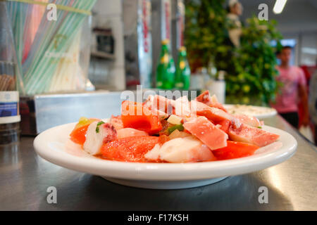 Insalata di Polpo, ensalada de pulpo Insalata di pesce serviti sulla piastrina a barra di frutti di mare. Spagna Foto Stock