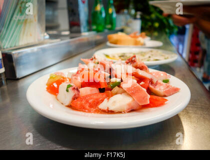 Insalata di Polpo, ensalada de pulpo Insalata di pesce serviti sulla piastrina a barra di frutti di mare. Spagna Foto Stock