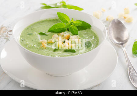 Zuppa cremosa con erbe e crostini . Messa a fuoco selettiva Foto Stock