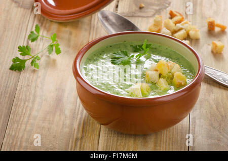 Cremosa zuppa di verdure con crostini . Messa a fuoco selettiva Foto Stock