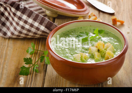 Zuppa cremosa con crostini su una tavola di legno. Messa a fuoco selettiva Foto Stock