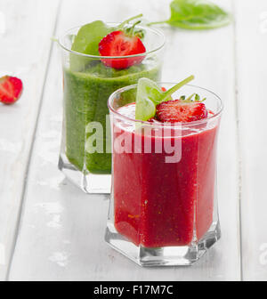 Gli spinaci sani e fragola frullati in due bicchieri. Foto Stock