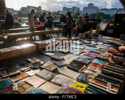 Libri in vendita sulla riva sud del fiume Tamigi nel centro di Londra nella tarda estate del sole Foto Stock