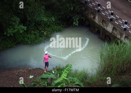 Buttare net cast net pesca fiume Meekong tradizionale Foto Stock