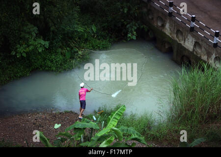 Buttare net cast net pesca fiume Meekong tradizionale Foto Stock