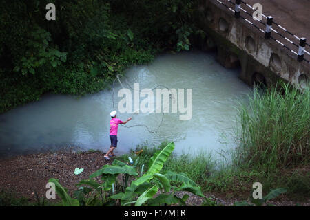 Buttare net cast net pesca fiume Meekong tradizionale Foto Stock