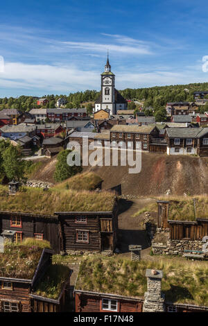 Vista della chiesa di Røros (Roros) attraverso la città vecchia, Norvegia Foto Stock