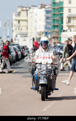 Brighton, Inghilterra, Regno Unito. Il 29 agosto 2015. Il giorno 2 del Brighton modernista e 60s Weekender. Schiere di piloti sono arrivati sul lungomare di Brighton di mostrare i loro scooter personalizzato durante il weekend. La manifestazione si snoda da 28 - 30 agosto 2015. Credito: Francesca Moore/Alamy Live News Foto Stock