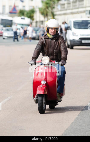 Brighton, Inghilterra, Regno Unito. Il 29 agosto 2015. Il giorno 2 del Brighton modernista e 60s Weekender. Schiere di piloti sono arrivati sul lungomare di Brighton di mostrare i loro scooter personalizzato durante il weekend. La manifestazione si snoda da 28 - 30 agosto 2015. Credito: Francesca Moore/Alamy Live News Foto Stock