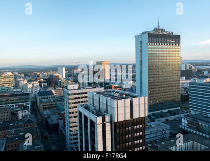 Punto di vista di alta vista sul centro della città di Manchester verso la torre della città Foto Stock