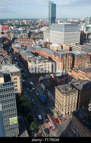 Punto di vista di alta sopra Portland Street Manchester City Centre e la Hilton Hotel Beetham Tower Foto Stock