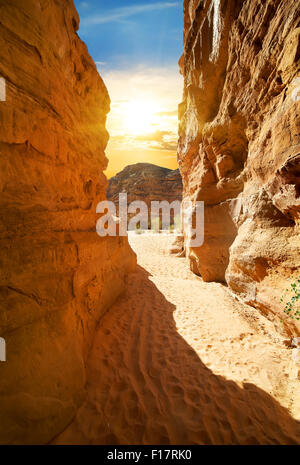 Roccioso canyon nel deserto alla giornata di sole Foto Stock