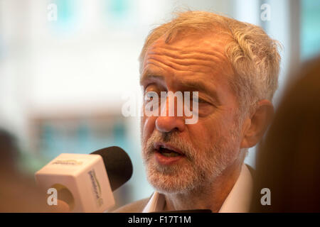 Leadership laburista capofila Jeremy Corbyn al Crucible Theatre di Sheffield come egli tamburi fino più di sostegno per la sua campagna Foto Stock