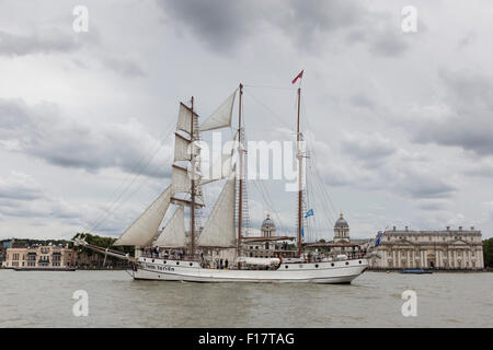 Greenwich, Londra, Regno Unito. Il 29 agosto 2015. Tall Ship Loth Lorien vele giù il fiume Tamigi passato il Royal Naval College di Greenwich il primo giorno di Tall Ships Festival 2015. Il festival si svolge a Greenwich e Woolwich fino al lunedì festivo. Foto: bas/Alamy Live News Foto Stock