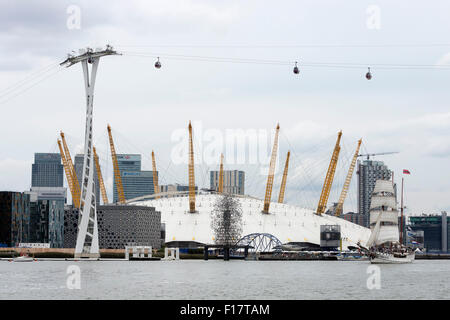 Greenwich, Londra, Regno Unito. Il 29 agosto 2015. Tall Ship Loth Lorien passa il Millennium Dome e vele giù il fiume Tamigi sul primo giorno del Tall Ships Festival 2015. Il festival si svolge a Greenwich e Woolwich fino al lunedì festivo. Foto: bas/Alamy Live News Foto Stock