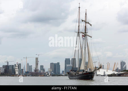 Greenwich, Londra, Regno Unito. Il 29 agosto 2015. Tall Ships (L-R: Loth Lorien, J.R. Tolkien e Wylde Swan) Navigare sul Fiume Tamigi sul primo giorno del Tall Ships Festival 2015. Il festival si svolge a Greenwich e Woolwich fino al lunedì festivo. Foto: bas/Alamy Live News Foto Stock