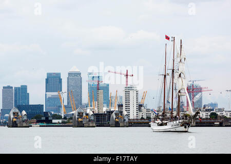 Greenwich, Londra, Regno Unito. Il 29 agosto 2015. Tall Ship Loth Lorien vele giù il fiume Tamigi sul primo giorno del Tall Ships Festival 2015. Il festival si svolge a Greenwich e Woolwich fino al lunedì festivo. Foto: bas/Alamy Live News Foto Stock