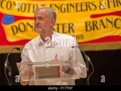 Leadership laburista capofila Jeremy Corbyn risolve un rally al Crucible Theatre di Sheffield come egli tamburi fino più supporto Foto Stock