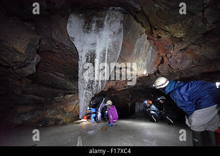 La grotta di ghiaccio di raccolta in Islanda Foto Stock