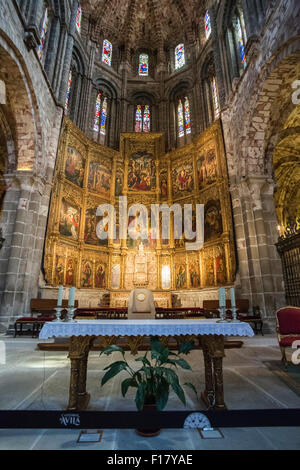 Avila, Spagna - 10 August 2015: Pala di Santa Catalina, vista dall'interno della Cattedrale di Avila, realizzata da scultori Juan R Foto Stock